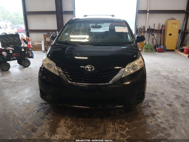 Toyota Sienna Le V6