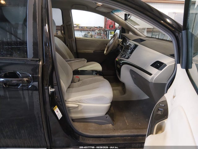 Toyota Sienna Le V6