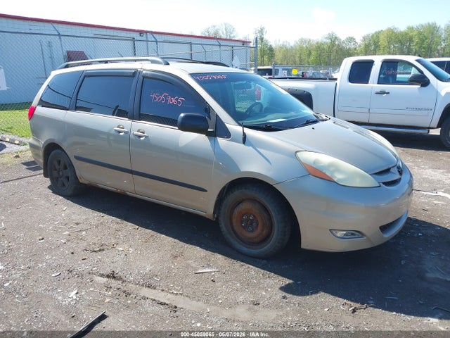 Salvage Toyota Sienna Image