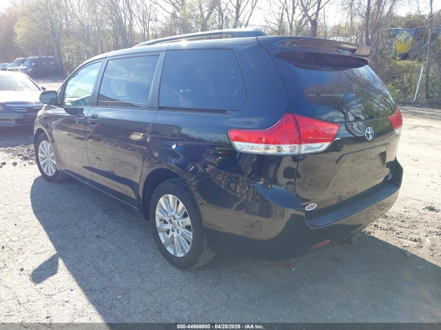 Toyota Sienna Le 7 Passenger