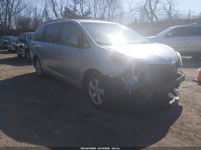 Salvage Toyota Sienna Image
