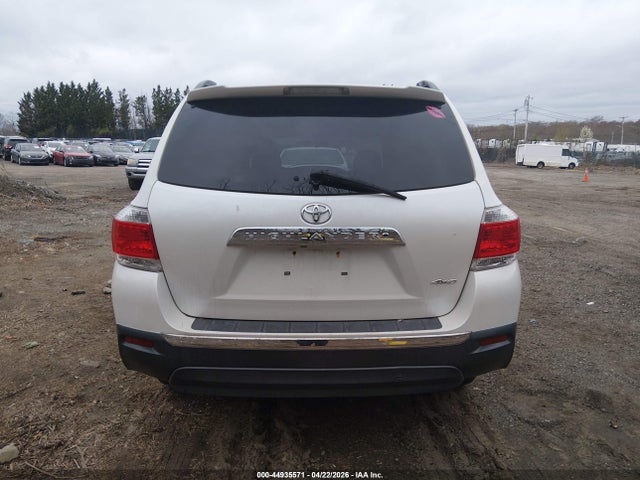 Toyota Highlander Base V6