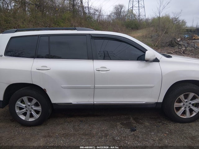 Toyota Highlander Base V6