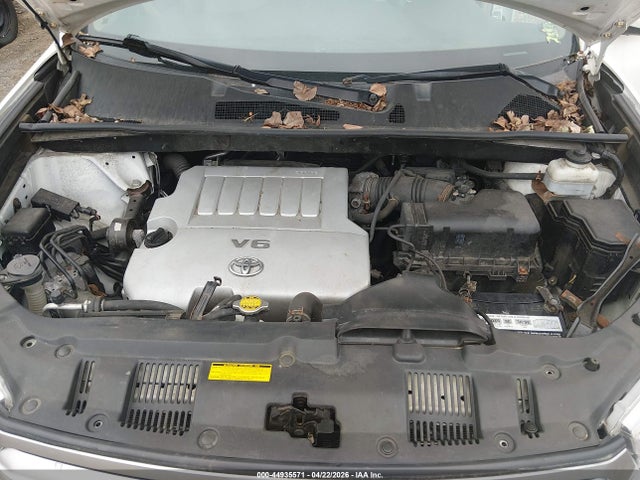 Toyota Highlander Base V6