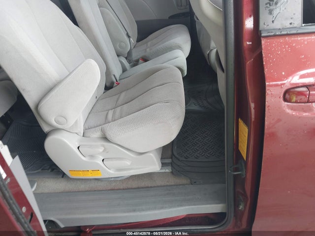 Toyota Sienna Le V6