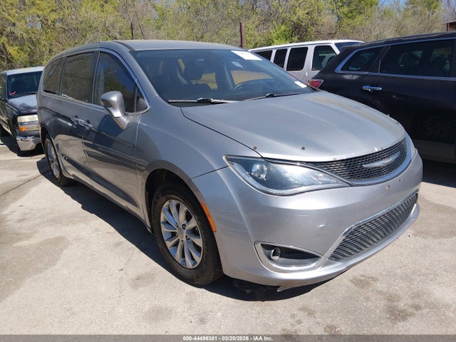 Salvage Chrysler Pacifica Image