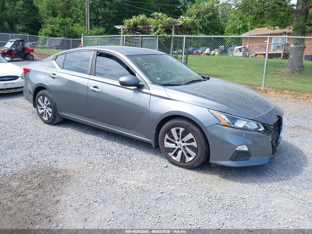 Salvage Nissan Altima Image
