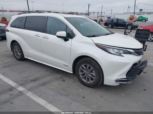 Salvage Toyota Sienna Image