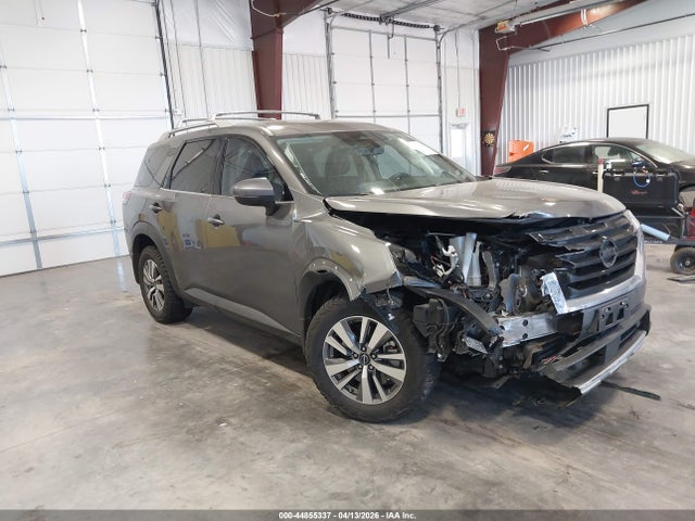 Salvage Nissan Pathfinder Image