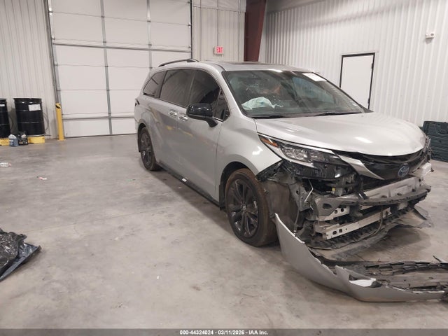 Salvage Toyota Sienna Image