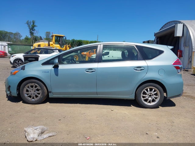 Toyota Prius v Four
