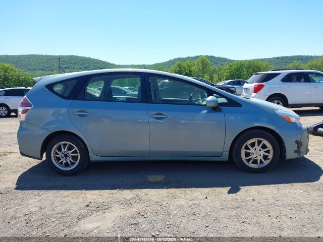 Toyota Prius v Four