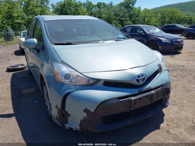 Toyota Prius v Four
