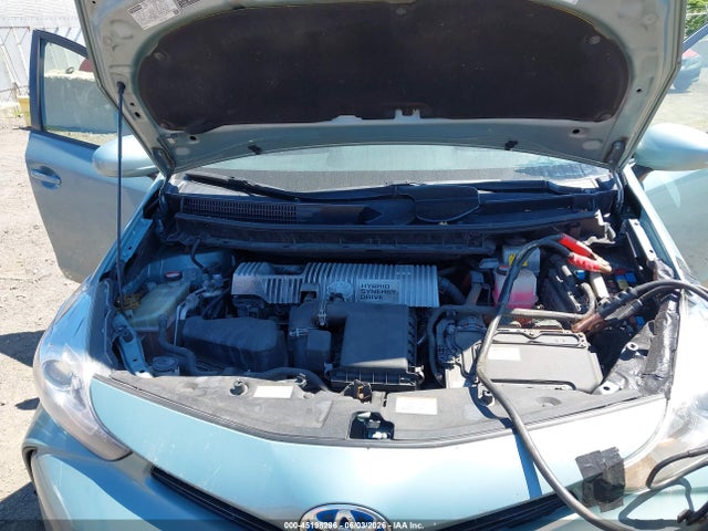 Toyota Prius v Four