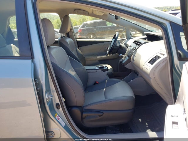 Toyota Prius v Four