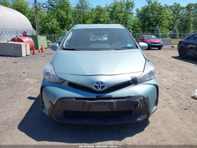 Toyota Prius v Four