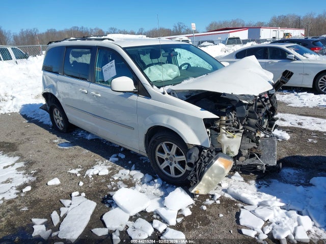 Salvage Chrysler Town & Country Image