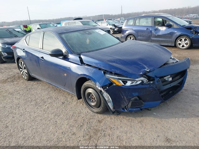 Salvage Nissan Altima Image