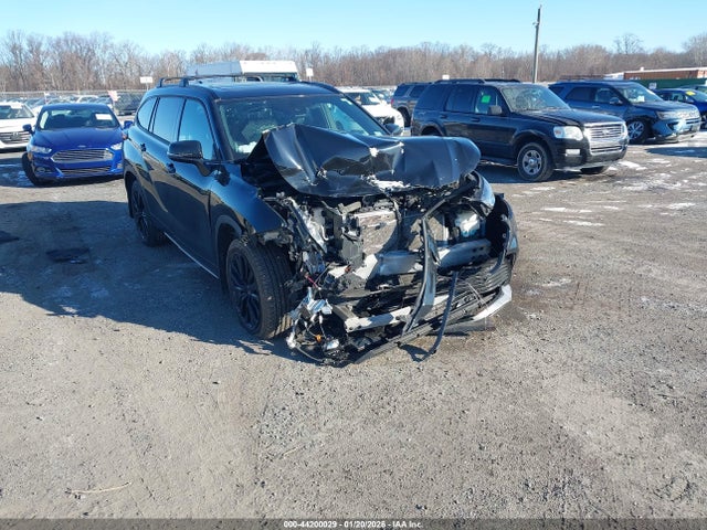 Salvage Toyota Highlander Image