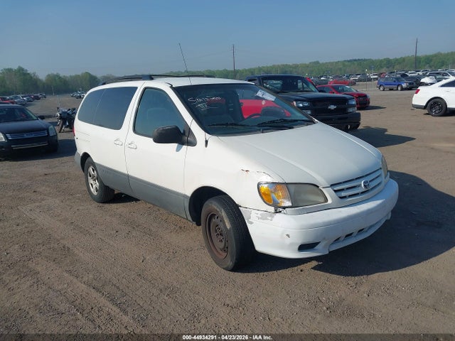 Salvage Toyota Sienna Image