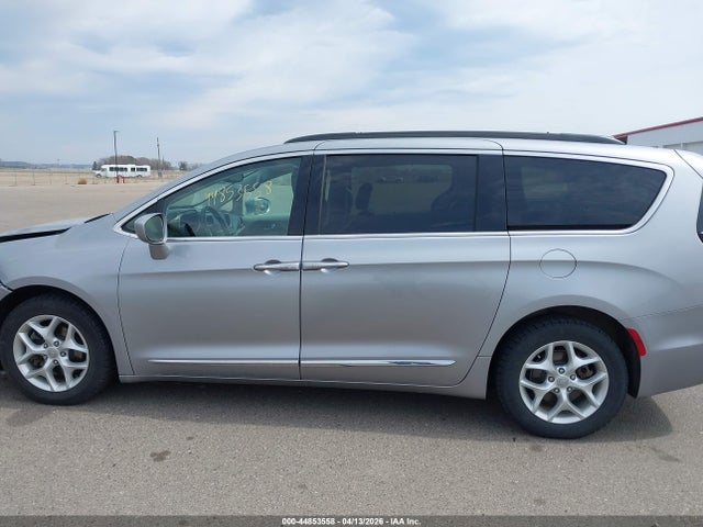 Chrysler Pacifica Touring-l