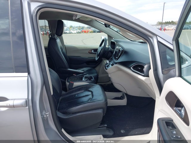 Chrysler Pacifica Touring-l
