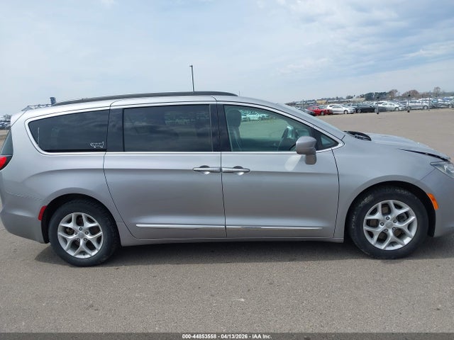 Chrysler Pacifica Touring-l