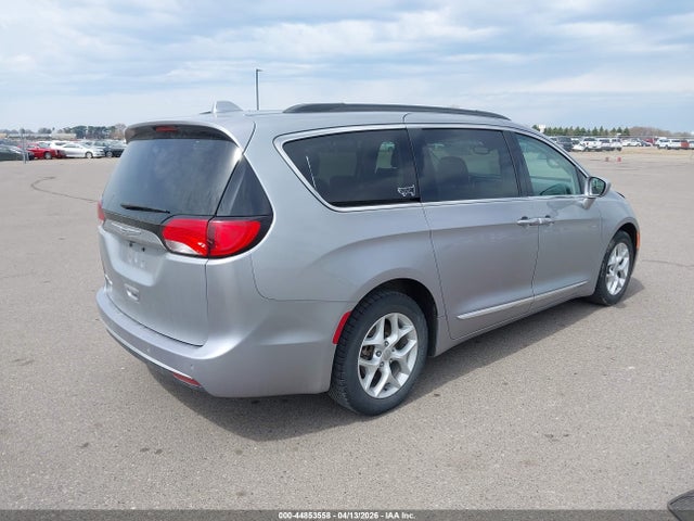 Chrysler Pacifica Touring-l