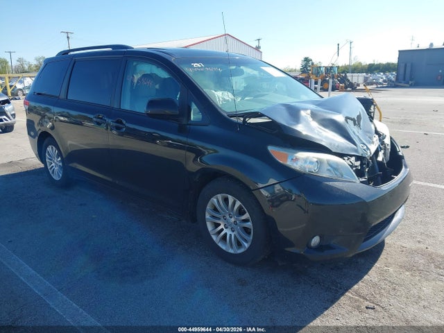 Salvage Toyota Sienna Image