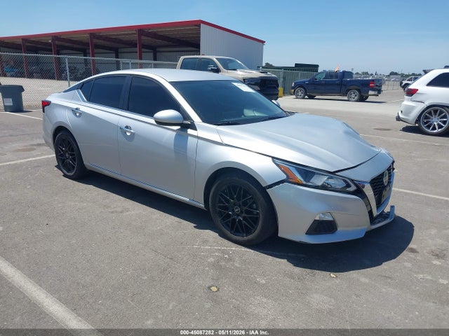 Salvage Nissan Altima Image