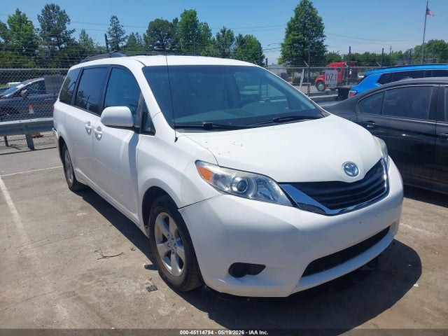 Toyota Sienna Le V6