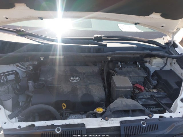 Toyota Sienna Le V6