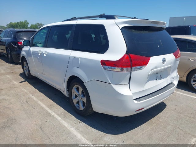 Toyota Sienna Le V6