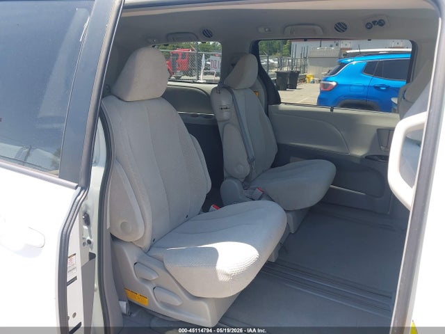 Toyota Sienna Le V6