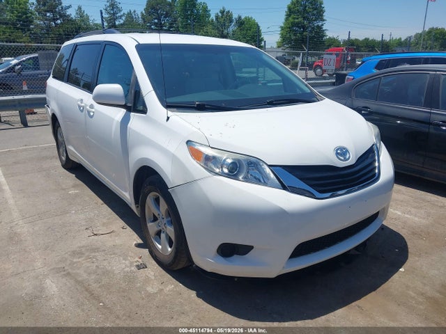 Salvage Toyota Sienna Image