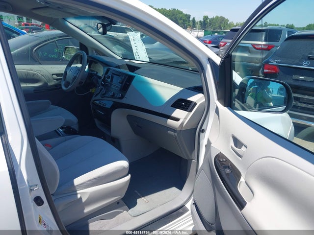 Toyota Sienna Le V6