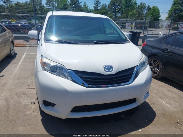 Toyota Sienna Le V6