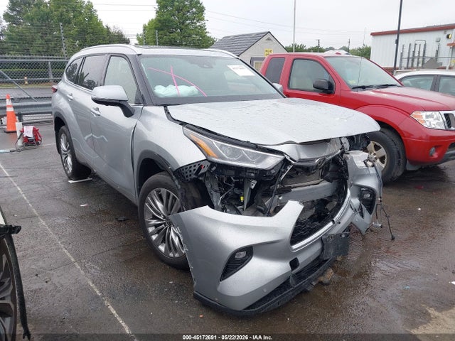 Salvage Toyota Highlander Image