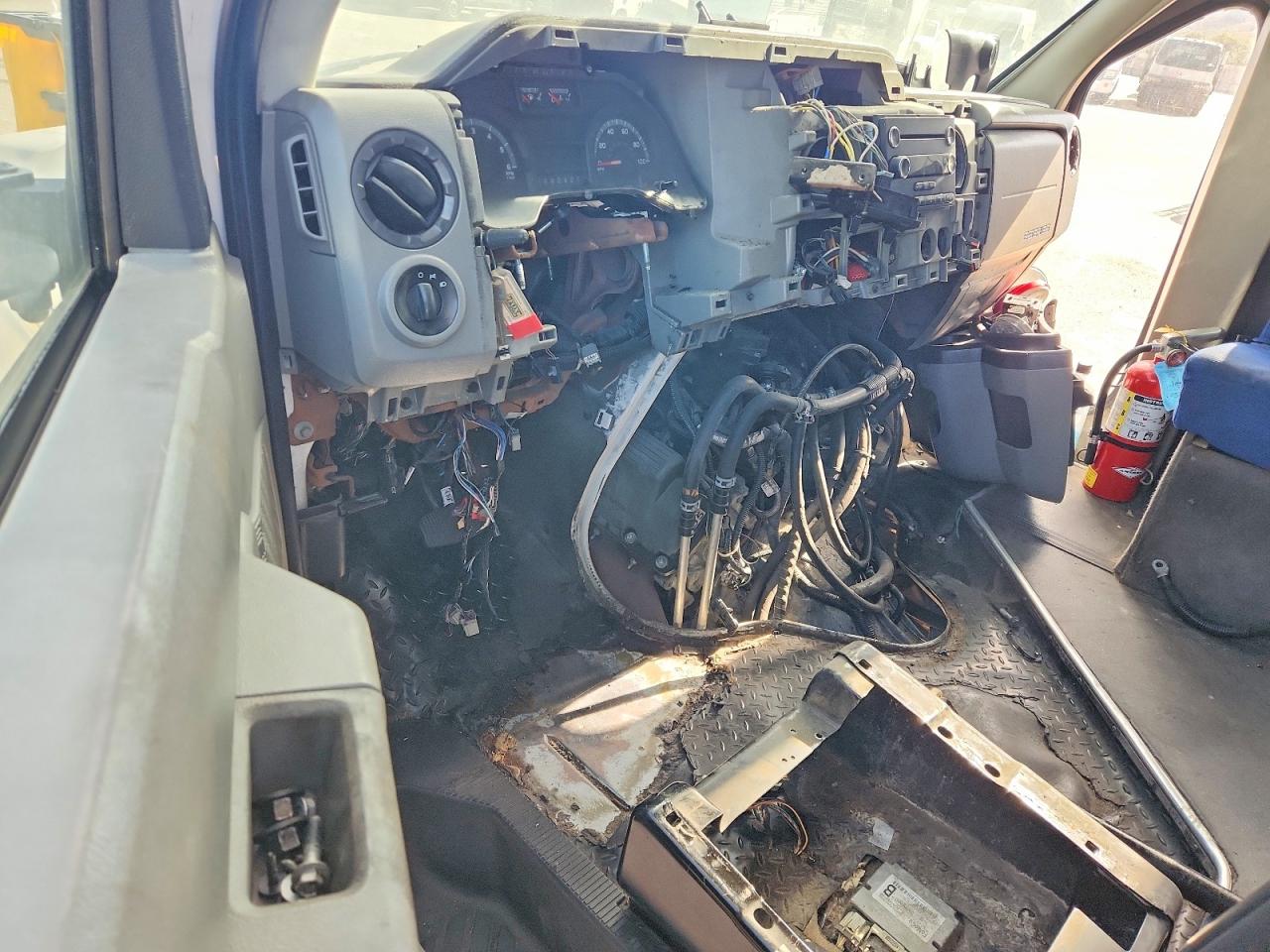Ford Econoline E450 Super Duty Cutaway Van