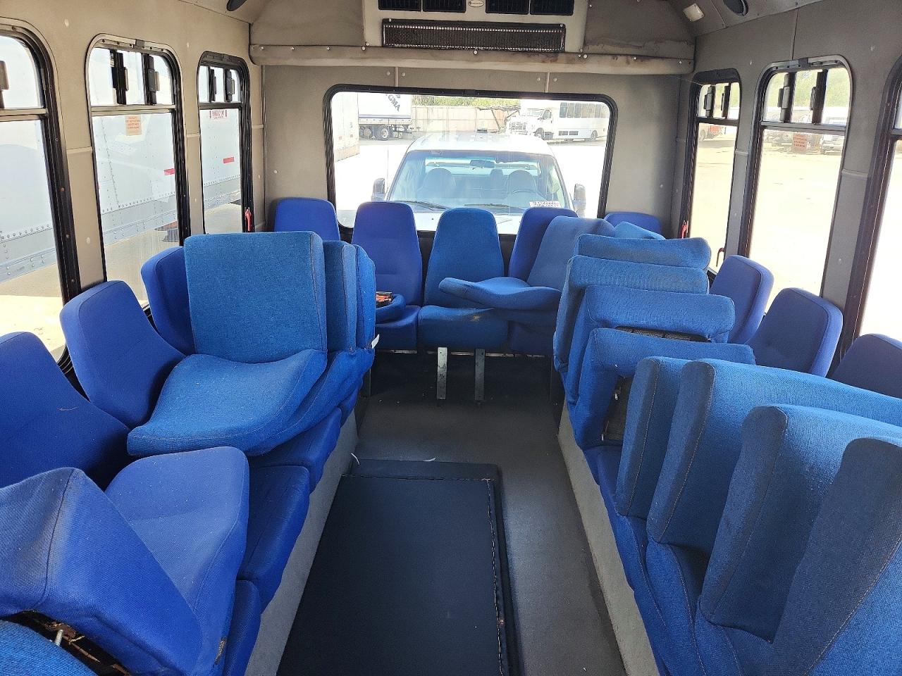 Ford Econoline E450 Super Duty Cutaway Van