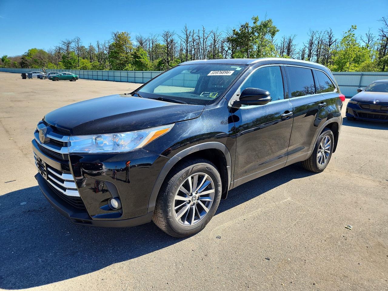Salvage Toyota Highlander Image