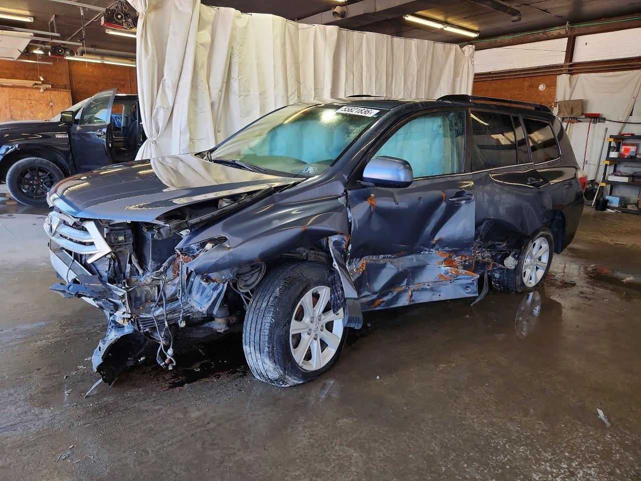 Salvage Toyota Highlander Image