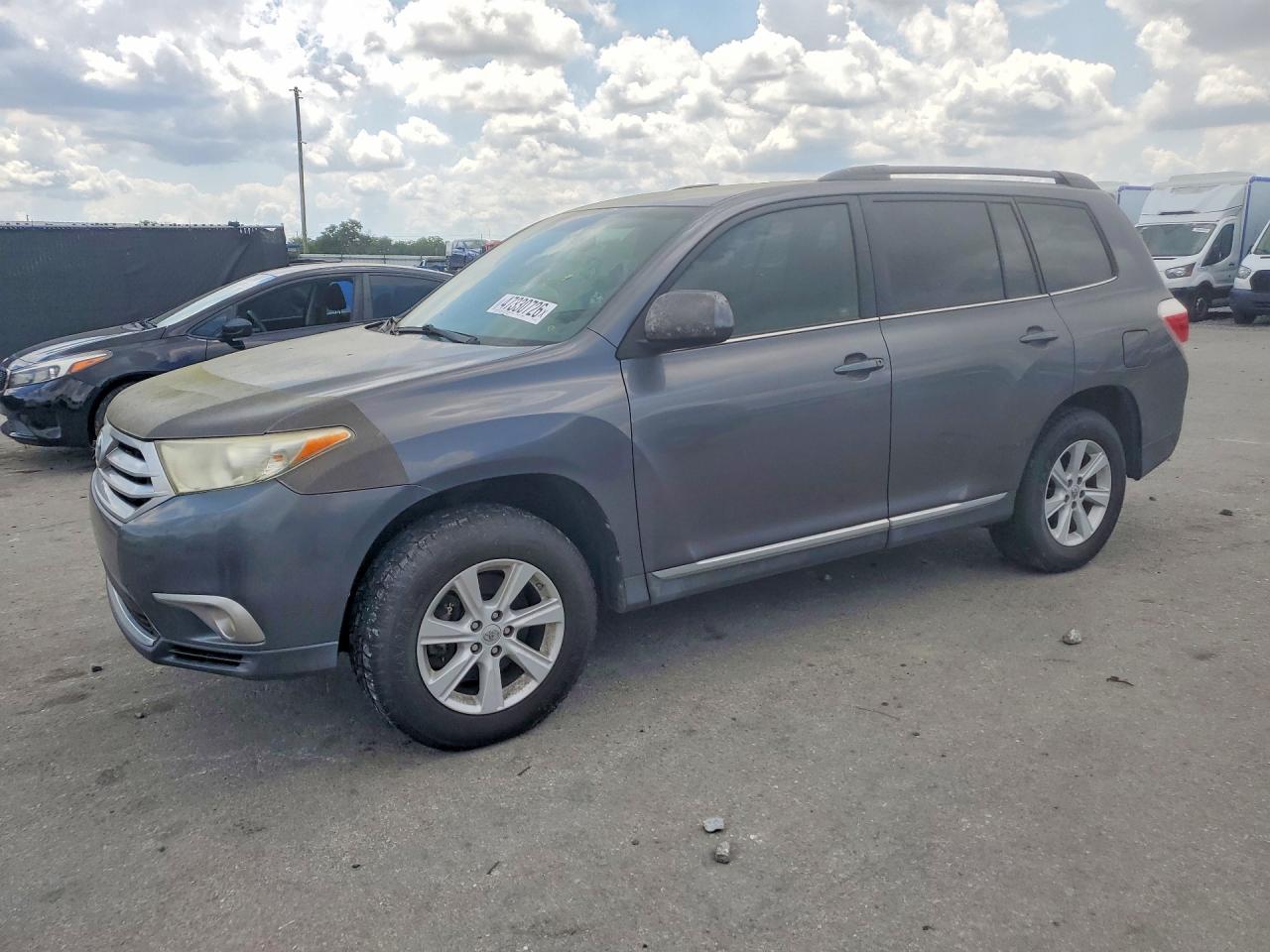 Salvage Toyota Highlander Image