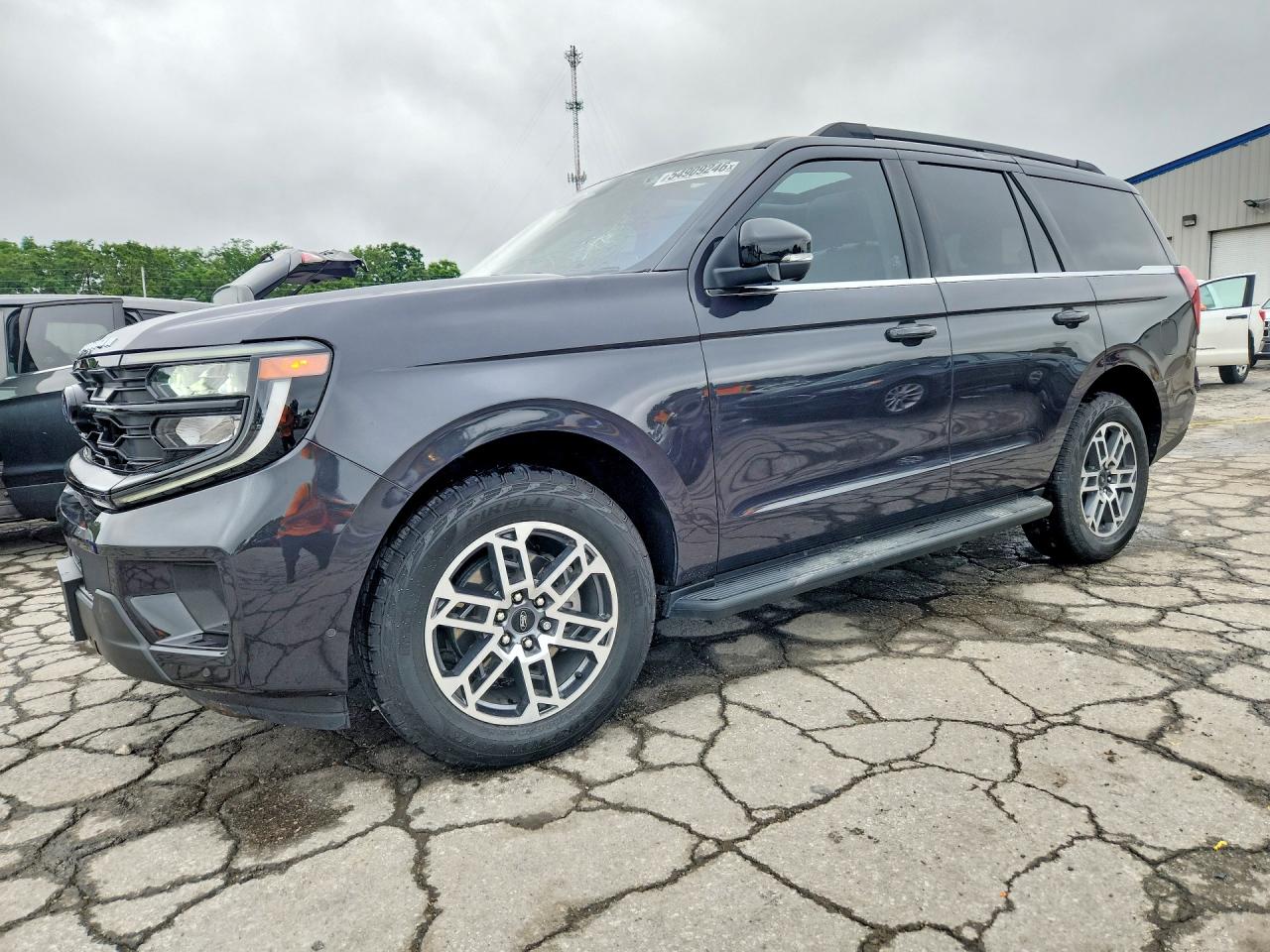 Salvage Ford Expedition Image