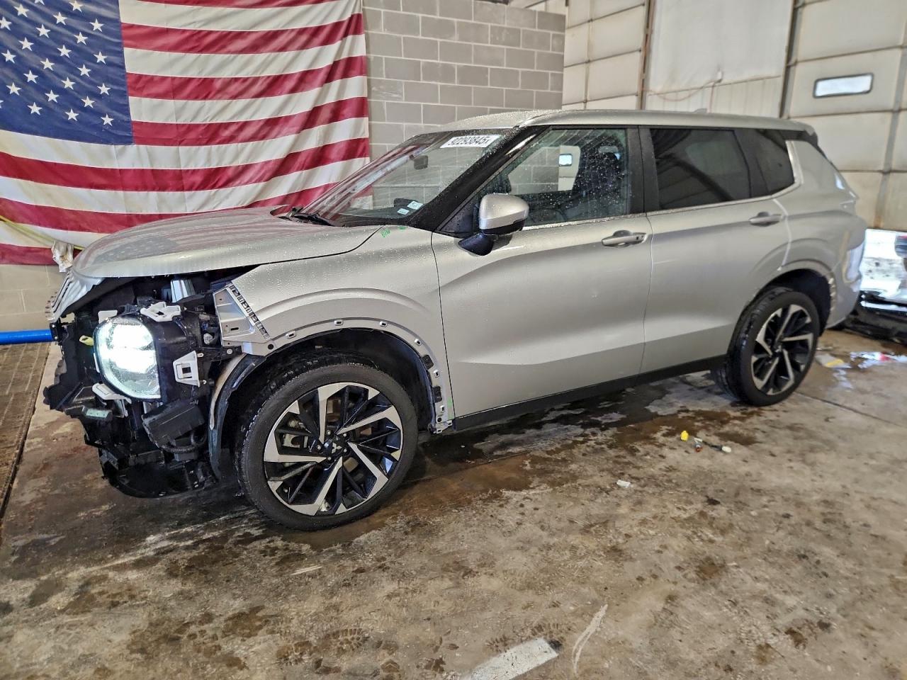 Salvage Mitsubishi Outlander Image