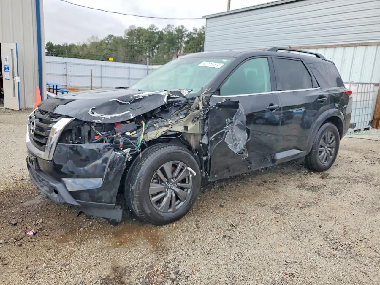 Salvage Nissan Pathfinder Image