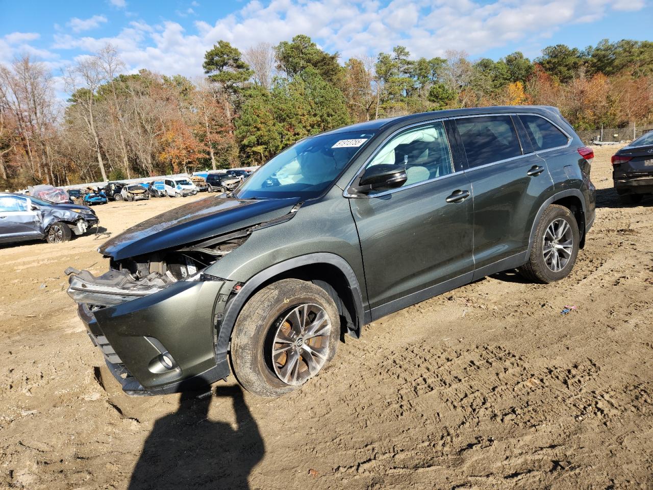 Salvage Toyota Highlander Image