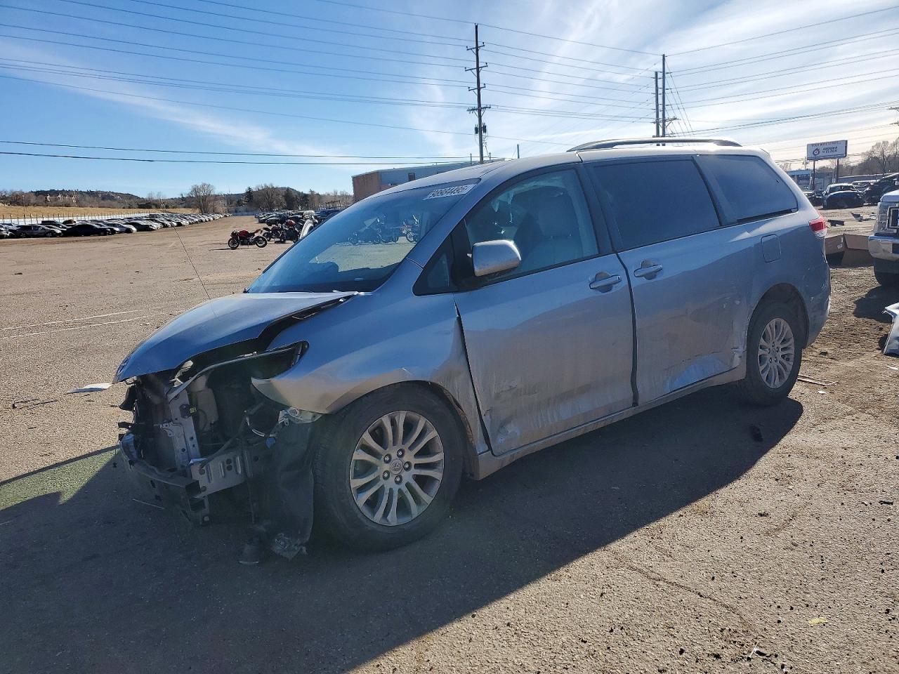 Salvage Toyota Sienna Image