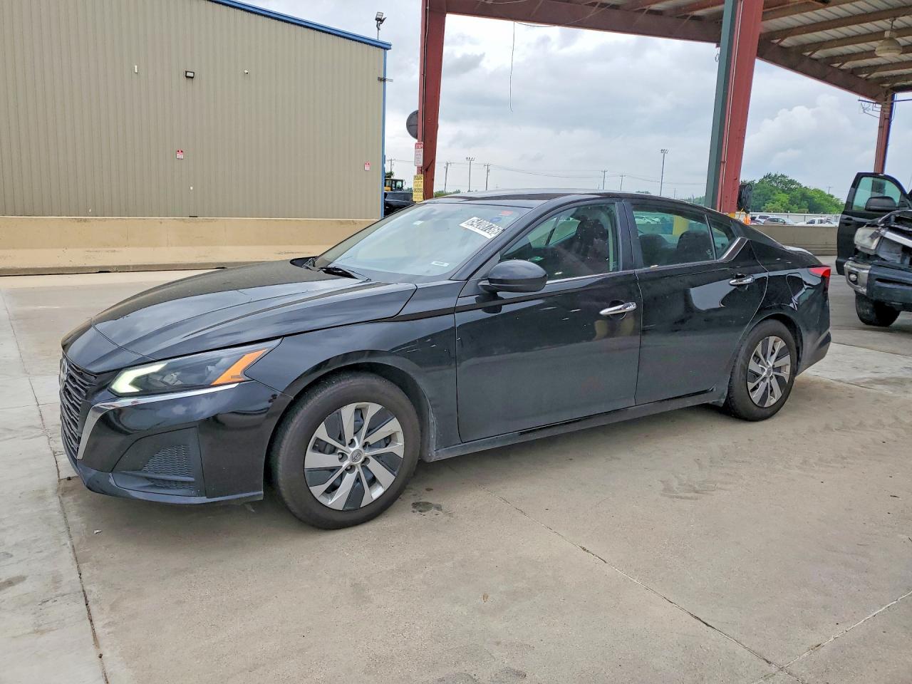 Salvage Nissan Altima Image