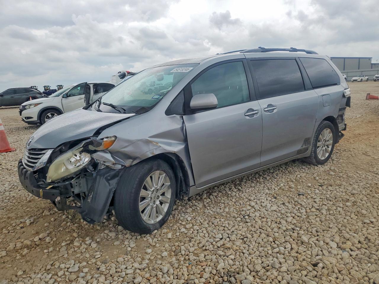 Salvage Toyota Sienna Image